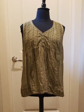 Sleeveless Olive Lace-Detail V-Neck Camisole